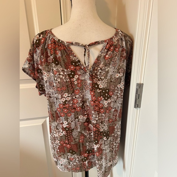 Floral Blouse with Red and Brown Accents - Picture 3 of 3